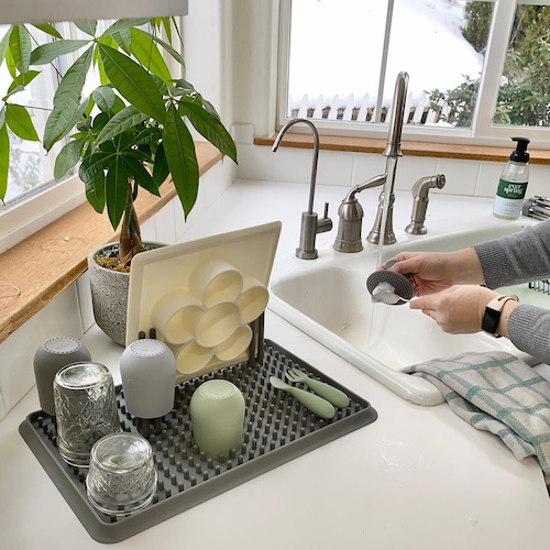 Drying rack with cups and plates.